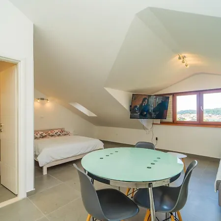 Protic Apartment