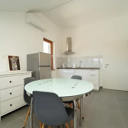 Protic Apartment *