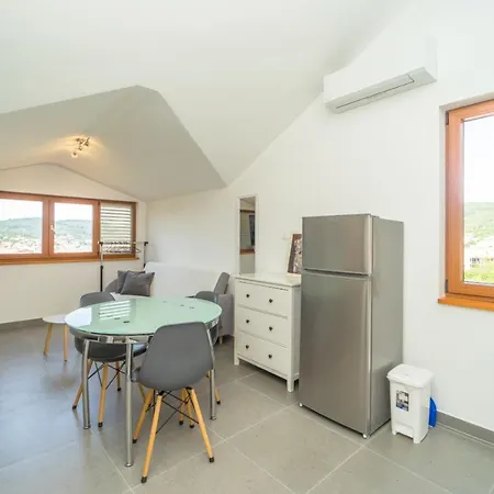 Protic Apartment