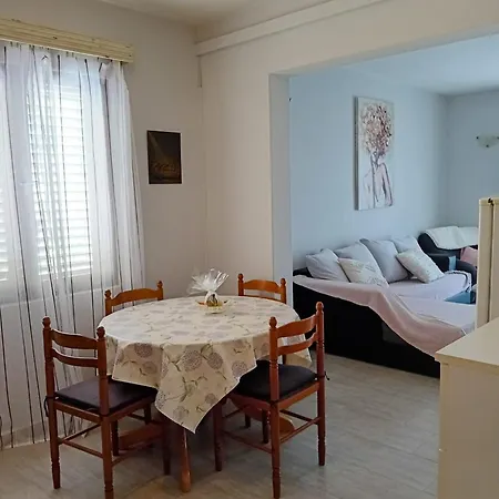 Protic Apartment *